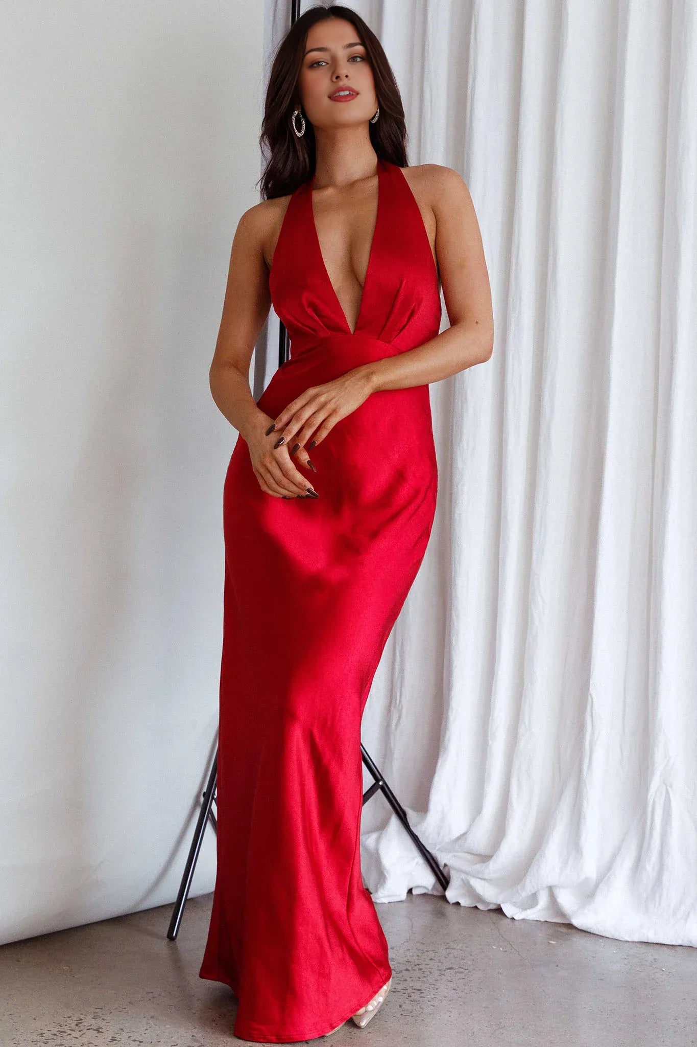 Vestido largo Weitese de satén rojo con cuello halter, escote en V pronunciado y silueta ajustada para fiesta.